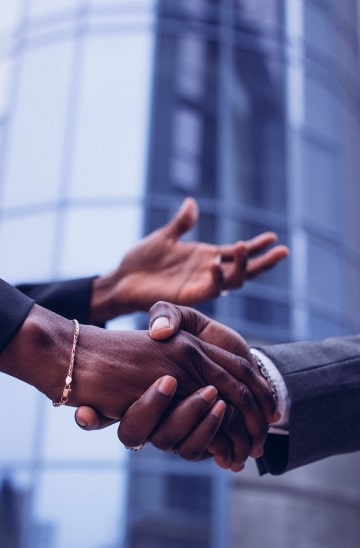 tekcetera image people shaking hands